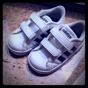 Adidas toddler snickers size 6